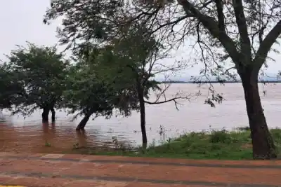 El río Uruguay se desbordó y suspendieron el cruce entre Monte Caseros y Bella Unión