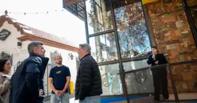 El intendente Ulpiano Suarez visitó el nuevo bodegón temático de la Arístides que rinde homenaje a Boca Juniors