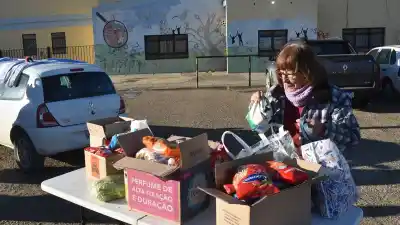 Solidaridad sin techo: docentes donan alimentos pese a negativa de autorización