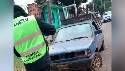 Posadas aplasta autos abandonados: un operativo que transforma chatarrería en orden urbano