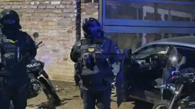 Huyó de la policía, destrozó un portón y terminó esposado: el auto tenía pedido de captura