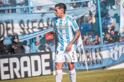 Volvió caminando a su casa tras debutar en Atlético Tucumán: la historia detrás de la imagen viral