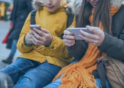 Pasan hasta 16 horas con el celular: la alarmante realidad de los jóvenes salteños