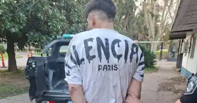 Cayó en un shopping y ahora allanaron su casa: encontraron una réplica de pistola y otros objetos sospechosos