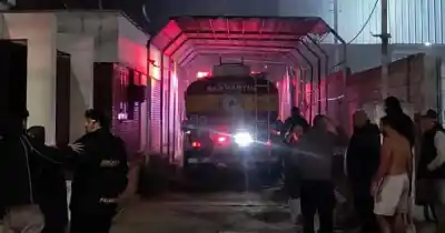 Las llamas devoraron dos autos en un taller de Palmira: lo que encontraron los bomberos