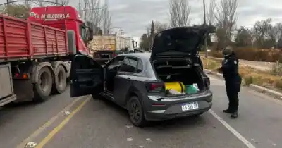 Huyeron de la policía pero los atraparon: lo que llevaban en el auto los incriminó