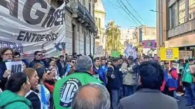 Aumenta la tensión en Paraná: gremios y jubilados rodearon Casa de Gobierno en pleno debate de la reforma previsional