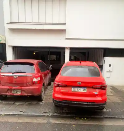 Dos autos se tomaron la vereda frente al Colegio Huerto y nadie los paró
