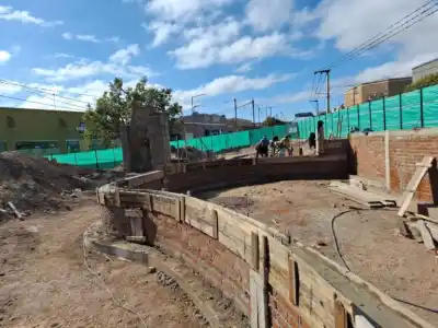 La obra que transforma la plaza más emblemática de Tanti: ¿qué encontraron al excavar?