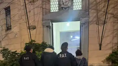 Con la reja a medio trepar: una pareja fue atrapada cuando intentaba robar una veterinaria en barrio Escalante