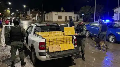 Escapaban hacia Bolivia pero la Gendarmería los atrapó: el cargamento que escondían en la caja de una camioneta