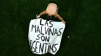 La FIFA investiga a la Selección argentina por la bandera de Malvinas tras el triunfo ante Inglaterra