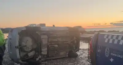 El hielo en la ruta 3 casi termina en tragedia: un auto volcó y el conductor salió caminando