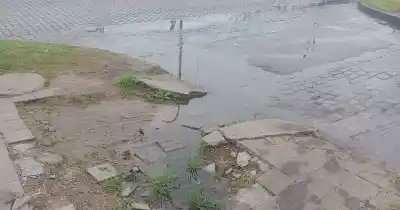 Vecinos denuncian que una pérdida de agua destruyó una rampa para discapacitados en Tolosa