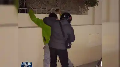 Rompió una ventana para robar en el centro y la policía lo atrapó en segundos