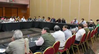 Gobierno y gremios sellaron un aumento del 13,5% para estatales: ¿cómo se aplicará?