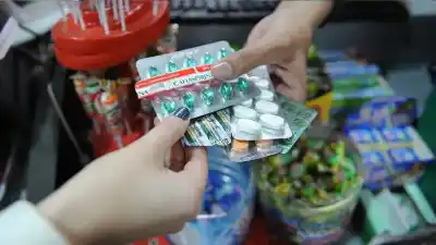 El plan del Gobierno para vender medicamentos en kioscos y el duro rechazo de los farmacéuticos
