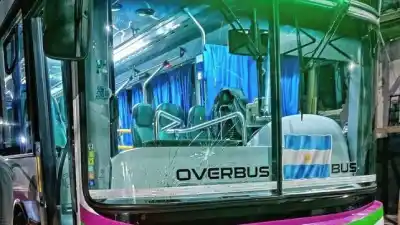 Arrojó un ladrillo contra un colectivo y el parabrisas voló por los aires