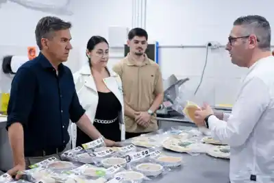 El gobernador Zdero recorrió una planta de alimentos veganos en Resistencia y prometió más apoyo