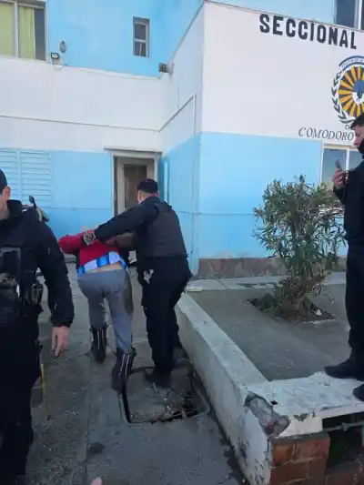 Se metió a la fuerza en la casa de su ex en Comodoro, la amenazó con un machete y la policía lo detuvo tras una negociación