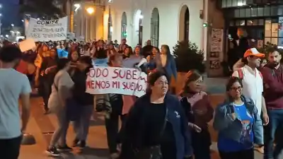 Maestras se encadenaron en Casa de Gobierno en el tercer día de paro docente en Jujuy