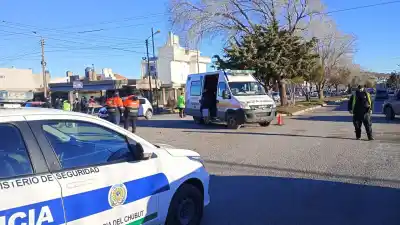 Un choque en plena esquina de Comodoro dejó a un motociclista hospitalizado