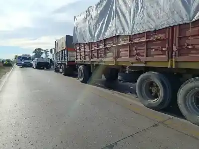 Tres vehículos en una trampa de hierro: lo que pasó en el cruce de la Ruta 33