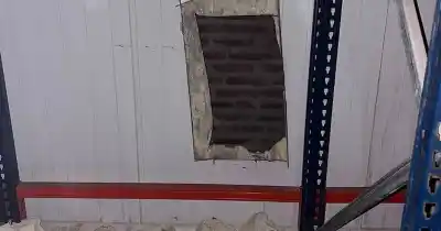 Quedó atrapado entre una cámara de frío y una pared mientras intentaba robar: el insólito rescate de los bomberos