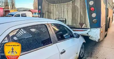 Impactó contra un colectivo en 28 de Noviembre: el insólito detalle que preocupó a los bomberos