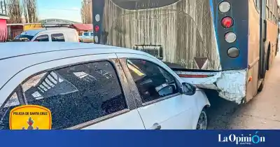 Un Volkswagen Gol chocó contra un colectivo y lo que hicieron los bomberos te va a sorprender