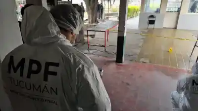 Apuñalado en plena visita: la víctima de 22 años lucha por su vida en el hospital