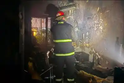 El humo alertó a los vecinos: el dramático incendio que destruyó una habitación en Paraná