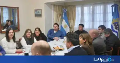 Claudio Vidal reunió a su gabinete e intendentes: ¿qué se viene para Santa Cruz?