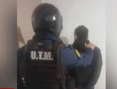 Escapó de su casa tras sufrir violencia y la policía detuvo a su agresor en plena calle