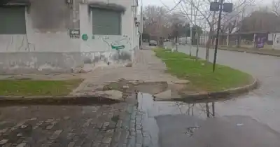 Vecinos de Tolosa denuncian que una pérdida de agua destruyó una rampa y ABSA no responde