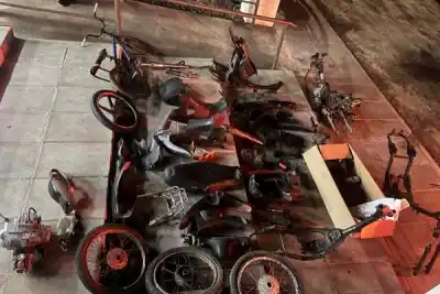 Desarmadero clandestino en Monte Caseros: allanaron tres viviendas y secuestraron partes de motos