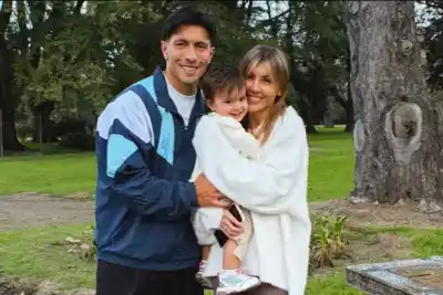 Elogiaron a Lisandro Martínez por barrer con su hija, pero su esposa respondió con un mensaje que incomoda