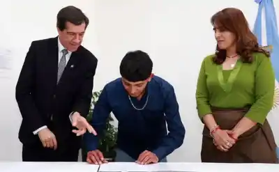 El día que 130 trabajadores escolares dejaron de ser invisibles: la firma que cambió sus vidas