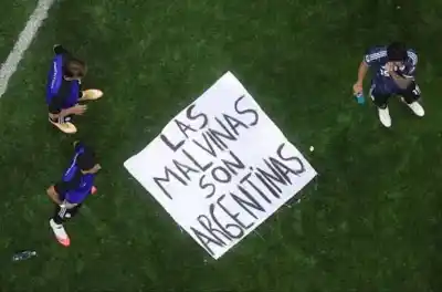 Lo que podría costarle a la Selección argentina la bandera de Malvinas tras el triunfo ante Inglaterra