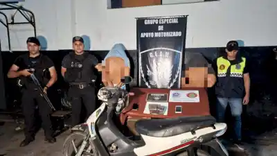 Interceptan a dos jóvenes en moto con un cargamento que podría haber inundado las calles