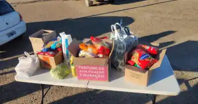 Colecta solidaria en pleno frío: la escuela les negó el ingreso y recibieron donaciones en la calle