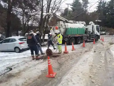 Lluvias y nevadas en Bariloche: la CEB refuerza los trabajos en la red cloacal para evitar desbordes