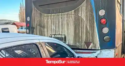 Choque en 28 de Noviembre: un auto se incrustó contra un colectivo y los bomberos tuvieron que intervenir
