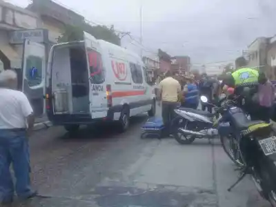 Chocó a un auto de atrás y se cayó de la moto