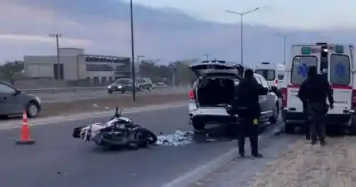 Frenó de golpe y la moto se incrustó: el impactante choque en Circunvalación Oeste