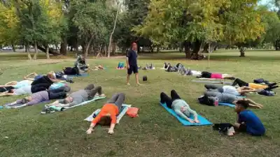 Conectá con la Pachamama: llega una clase de yoga gratuita en Villa Dolores
