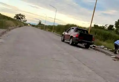 Imágenes capturan a dos hombres en una camioneta realizando un acto que indignó a los vecinos de Aguilares