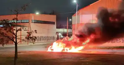 Desperfecto mecánico en pleno movimiento: auto se incendió y sembró el pánico en el Acceso Sudeste