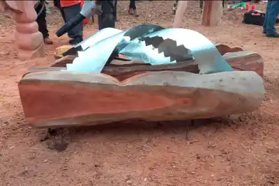 Crearon una escultura que refleja la profundidad del Paraná y el impacto del dragado