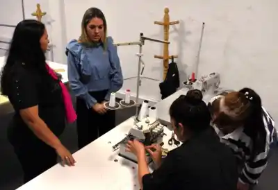 120 chaqueños aprenden a coser su propio futuro: el plan que busca reemplazar la asistencia por trabajo